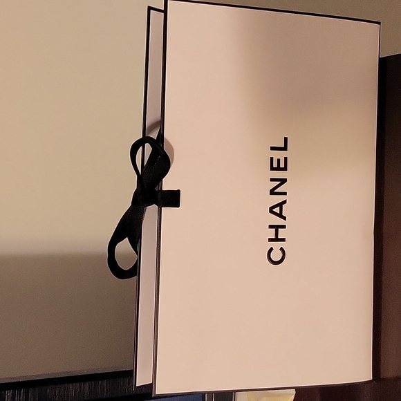 Chanel gift box - Picture 3 of 3